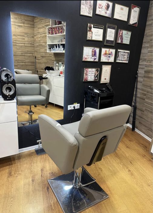 Închiriez post de lucru într-un salon de coafură