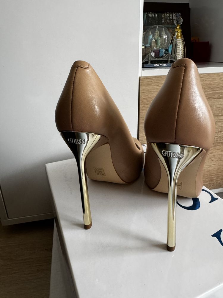 чехли с пух, Обувки на ток Guess