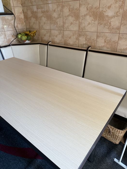 Se vinde coltar si masa de bucatarie! Ambele in stare perfecta!