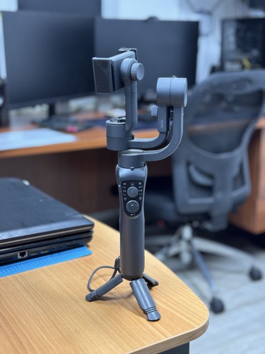 Продам стабилизатор для телефона Gimbal S5B.