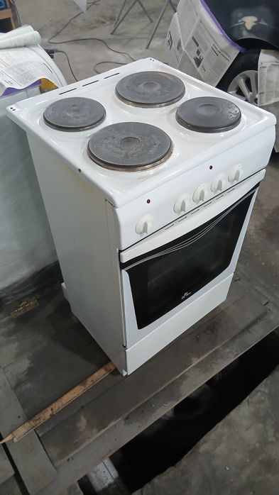 Продам 4 комфортную электрическую плитку с встроенной духовкой