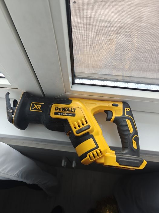 Fierăstrău Dewalt DCS367