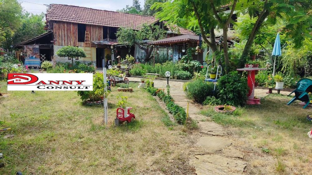 Стара къща с двор и кладенец в с. Балван