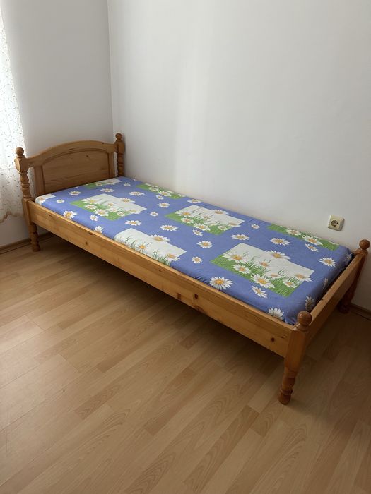 Продавам три броя единични легла тип Велинградска изработка