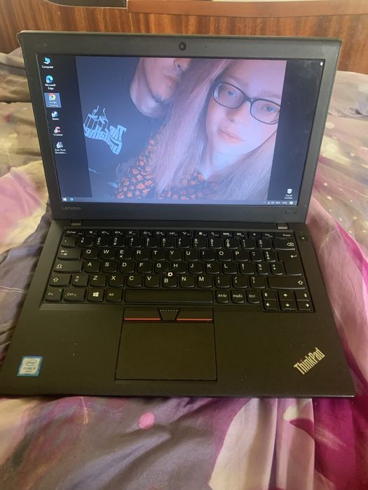 Vând laptop Lenovo cu windows 10 Pro cu două baterii totul funcțional