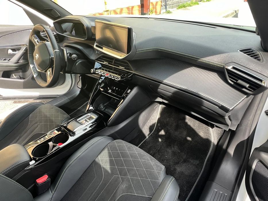 Peugeot 2008 garanție 11.2026, alcantara, panoramic, keyless, ACC