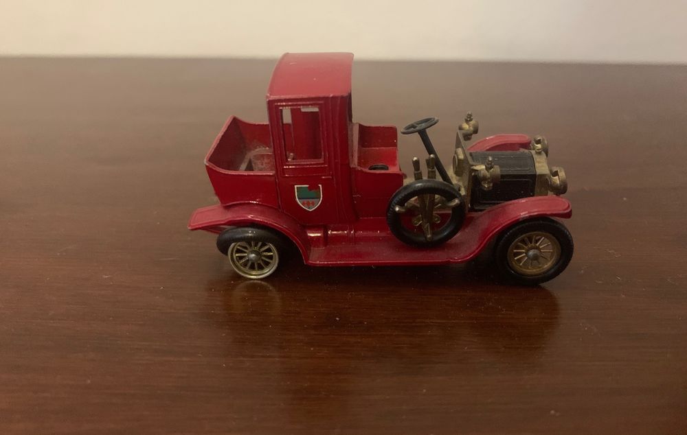 За колекционери - миниатюрни колички и керамични фигури