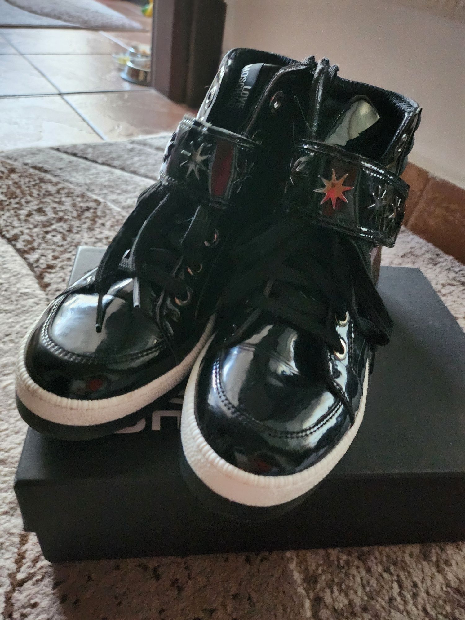 Оригинални кецове Love Moschino