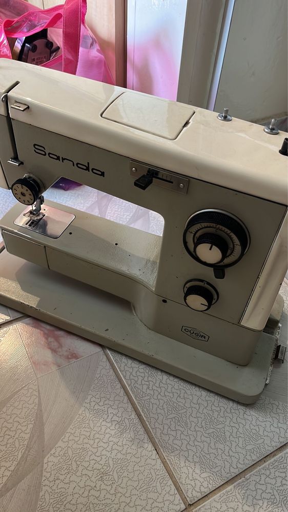 2 mașini de cusut vintage + accesorii, ideal pentru colecționari