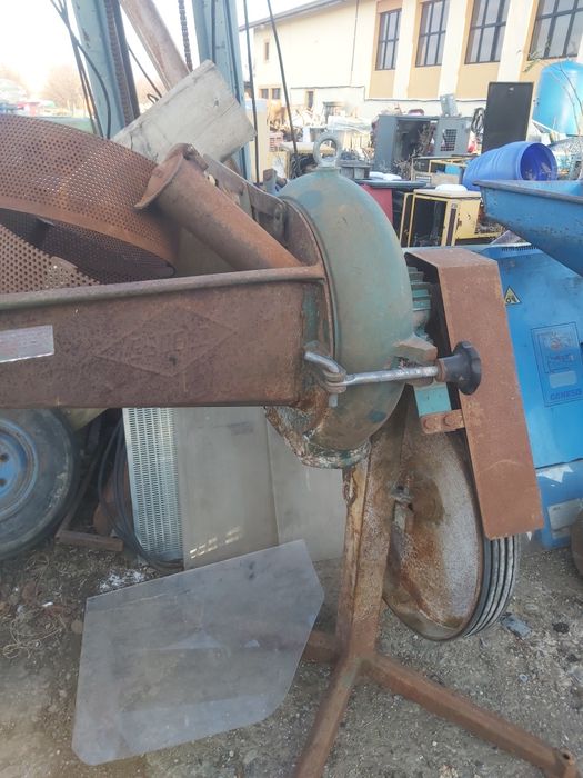 Moară cu ciocanele la tractor