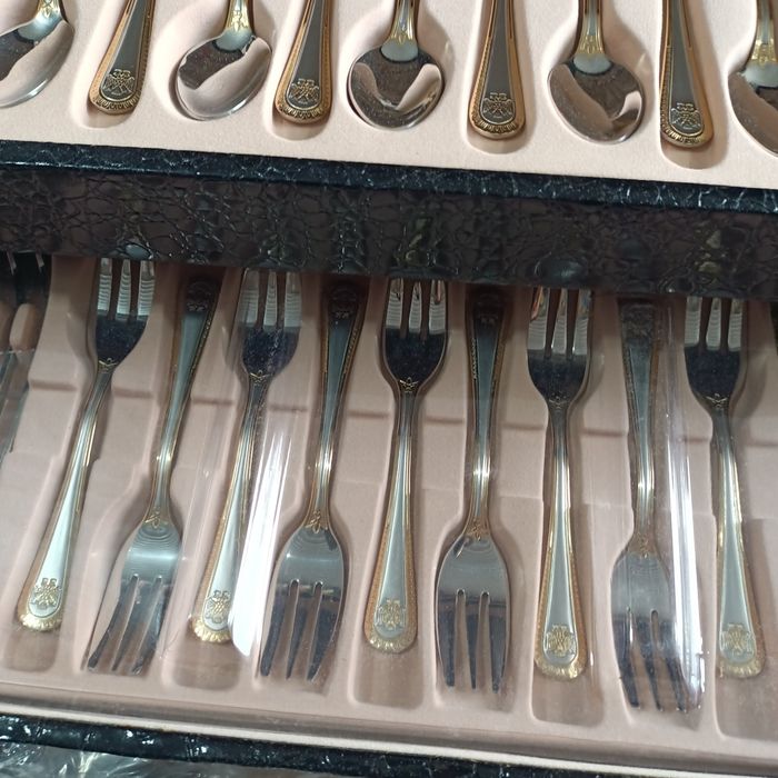 Набор столовых приборов VL-893 состоит из 86 предметов,