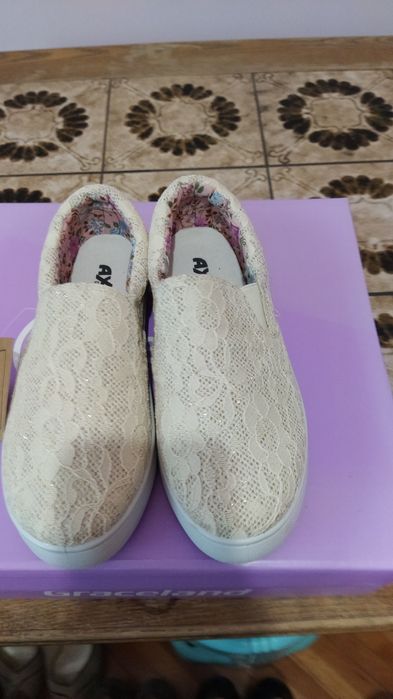 Vând pantofi sport  măr 35