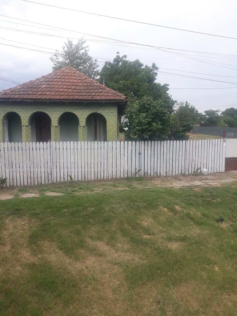 Vând casa 4 camere