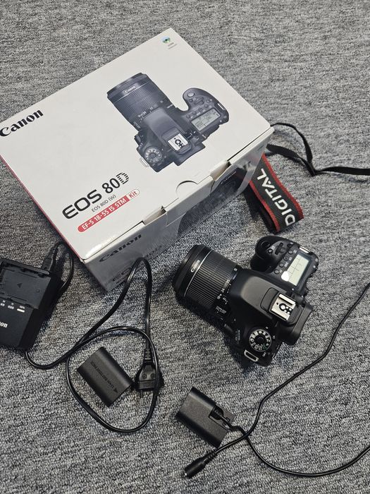 Canon 80D cu obiectiv 18-55