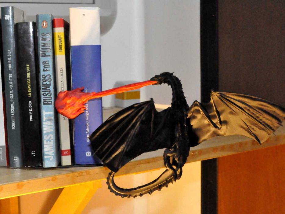 Decoratiune carti- dragon care scuipa flacari