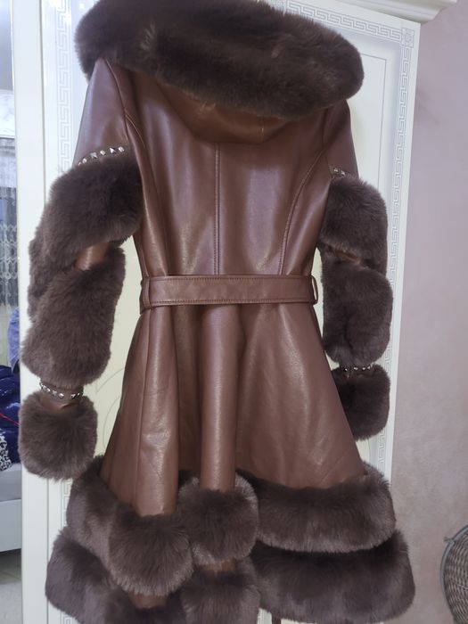 Vând geacă de piele cu blană naturală