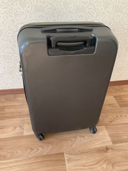 Чемодан фирмы Tripp. Среднего размера. Не Китай.