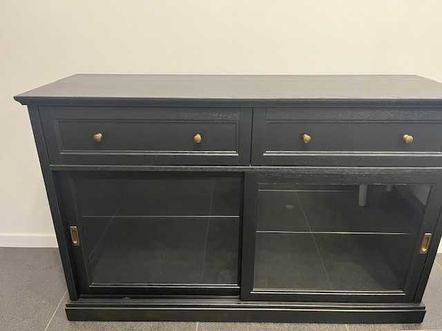 comoda neagra pentru un salon elegant