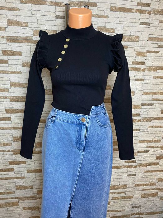 Bluza cu nasturi aurii si volanase pe umeri - MARIMI: XS, S