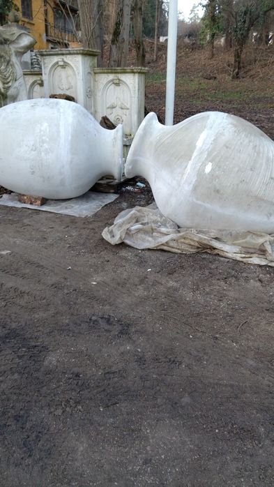 Делви кашпи за градина