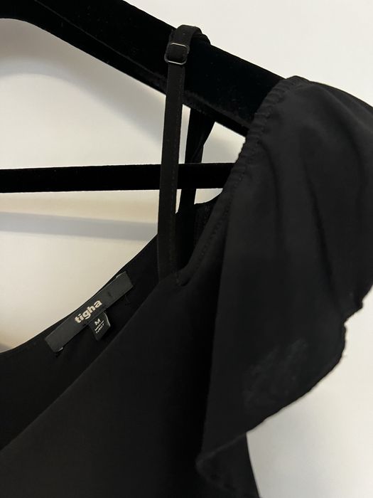 Salopeta neagră decoltată de la Tigha