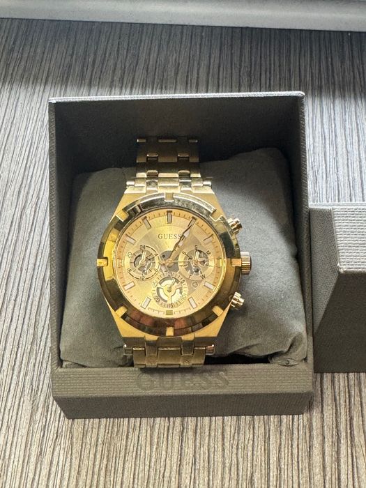 Ръчен часовник Guess