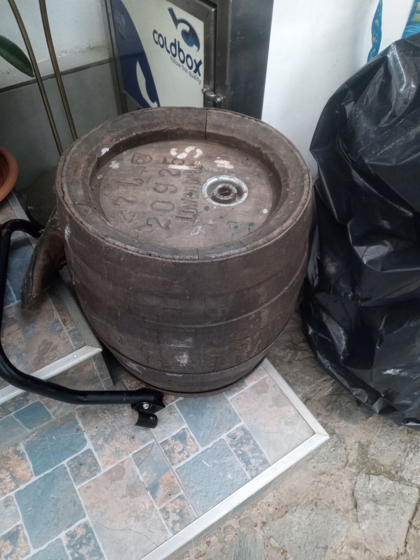 vând butoi din lemn masiv stejar
