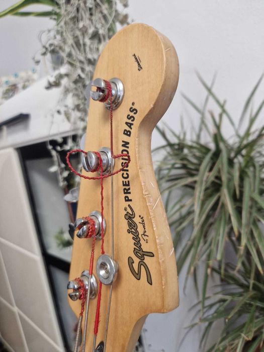 Vand chitara Bass Squier Standard din 2005 made in Indonesia.