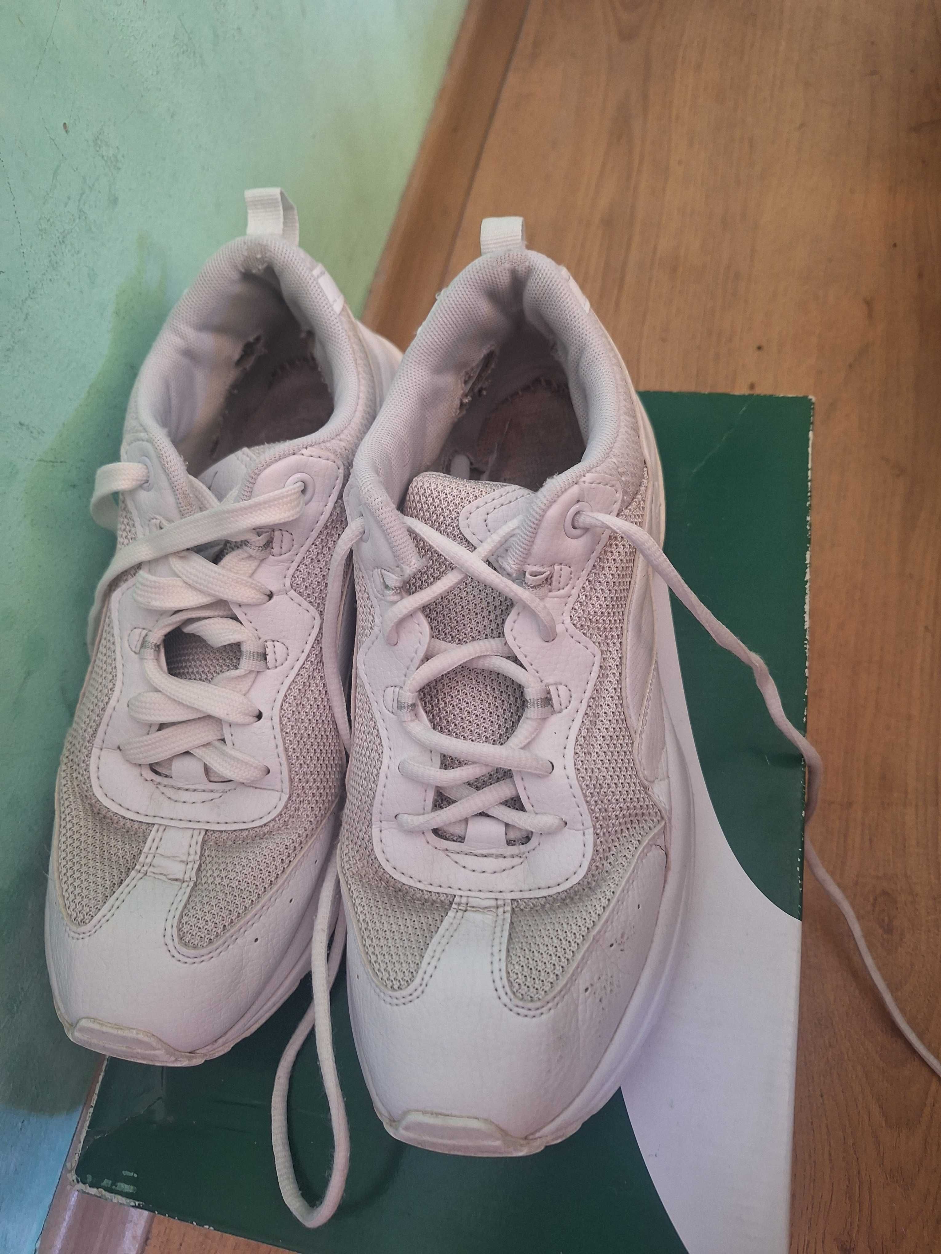 Бели маратонки Puma