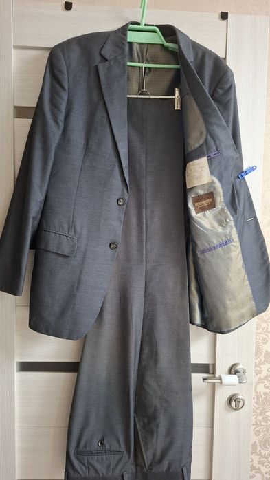 Продаются мужские костюмы