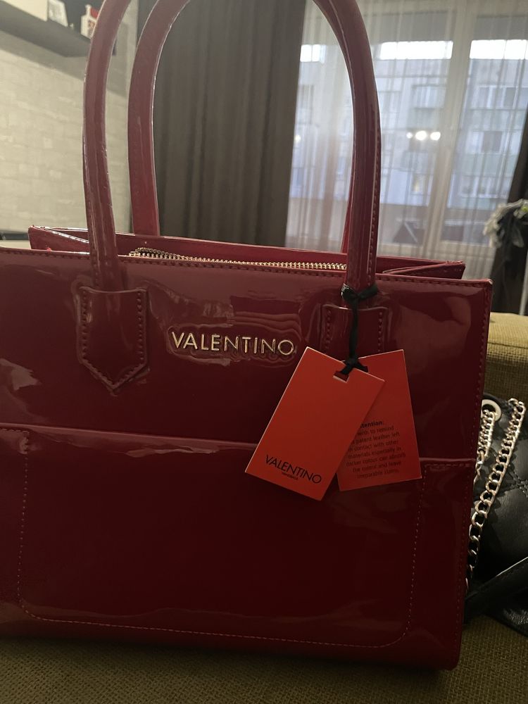 Чанта и колан на валентино.