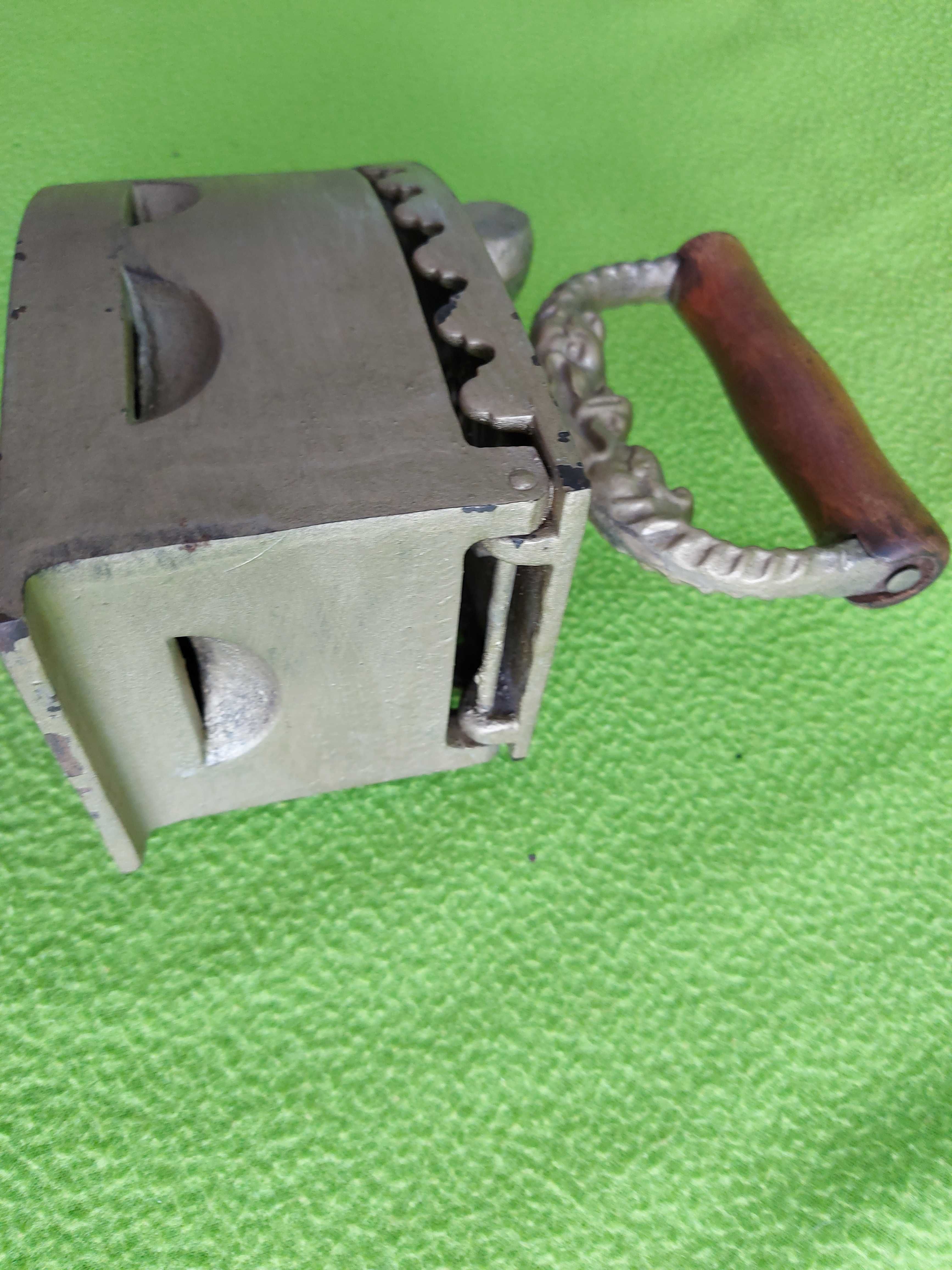 Fier de calcat vechi, pe carbuni, model 2