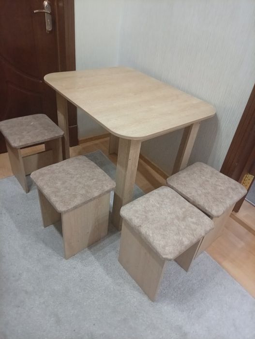 Кухонный стол и стулья в отличном состоянии