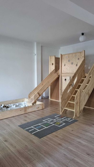 Ansamblu loc de joaca din lemn, cu tobogan si piscina pentru bile