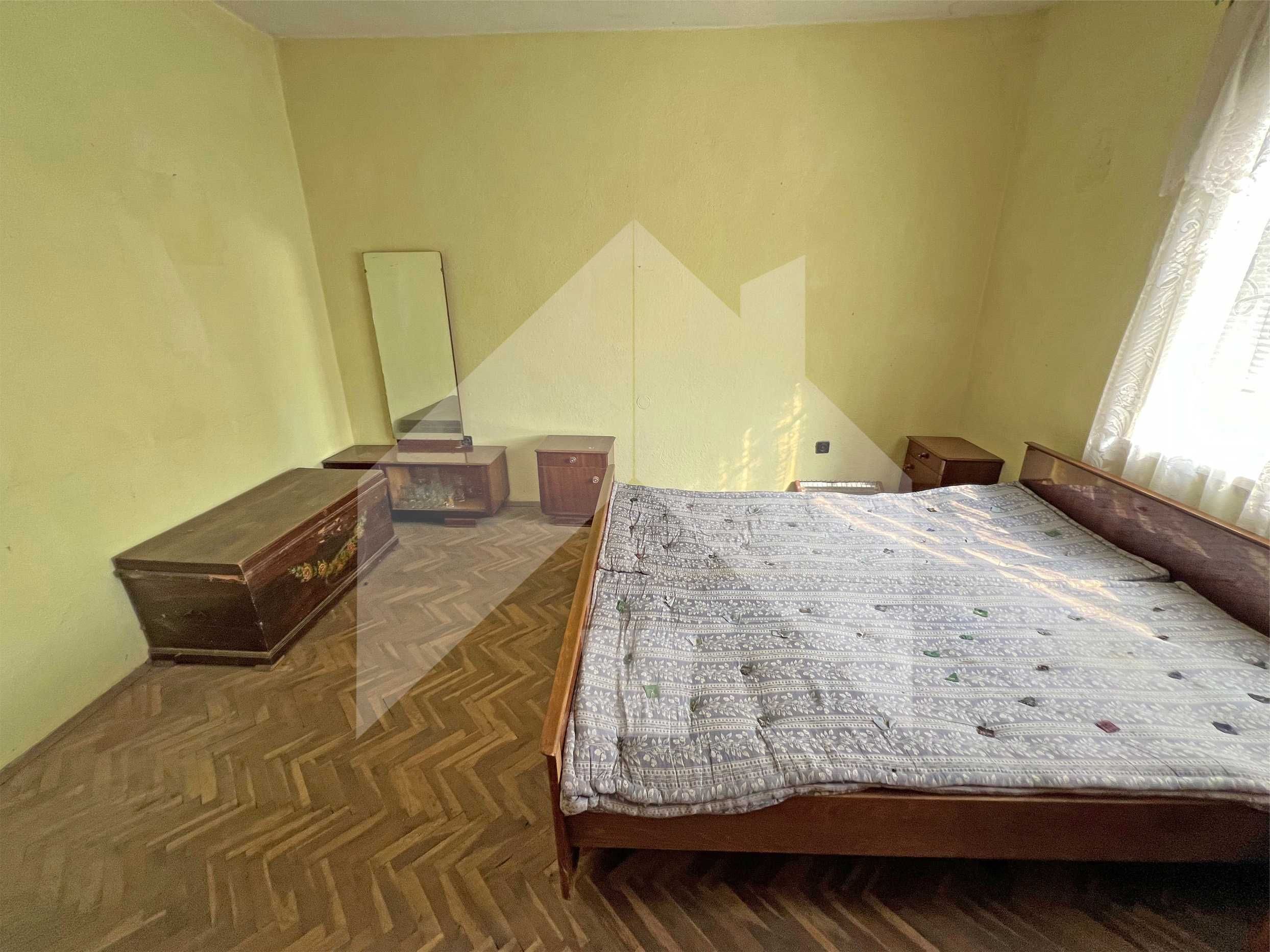 Продава ВТОРИ ЕТАЖ от двуетажна сграда в гр. Нови пазар. ТОП цена!