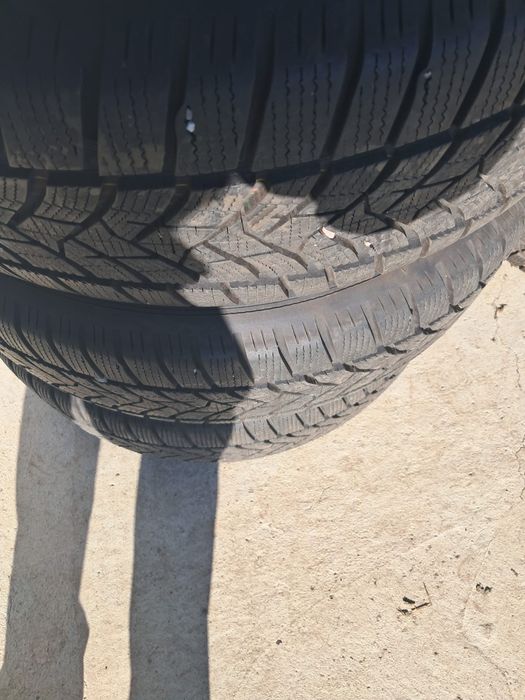 Vând anvelope cu jante de iarnă Dunlop