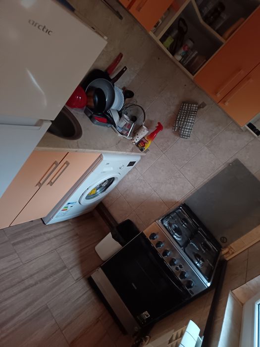 Închiriez cameră într-un apartament cu două camere