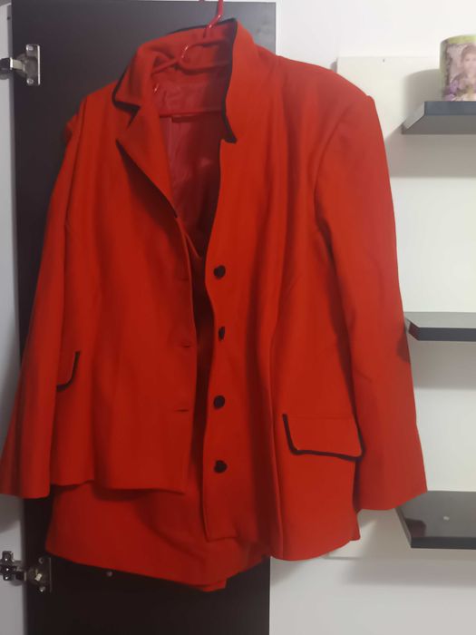 Costum de  dama  culoare in poza