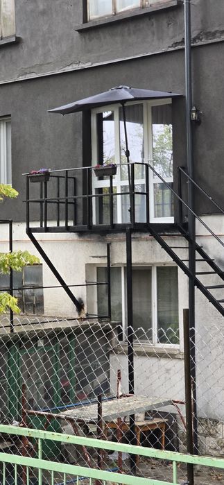 Продава се луксозен 3-стаен етаж от къща с двор в идеален център