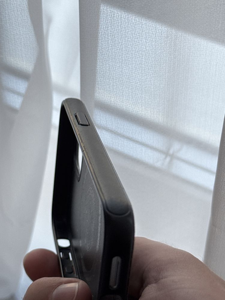 Okazie! 2 Huse la pret de 1 - iPhone 12 Spigen & ESR