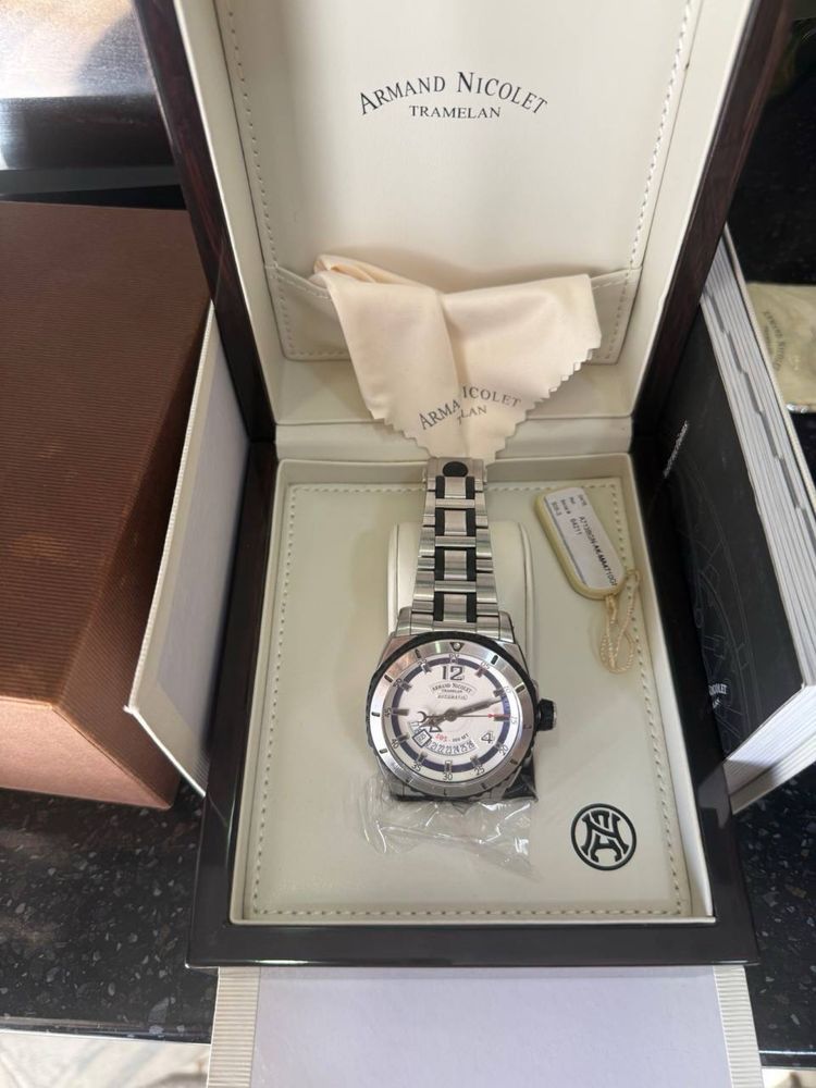 Продается швецарский часы armand nicolet