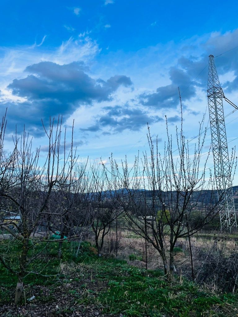 Vând teren intravilan cu constructii