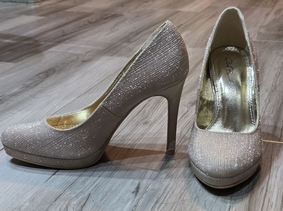 Подарявам обувки на ток 36 номер