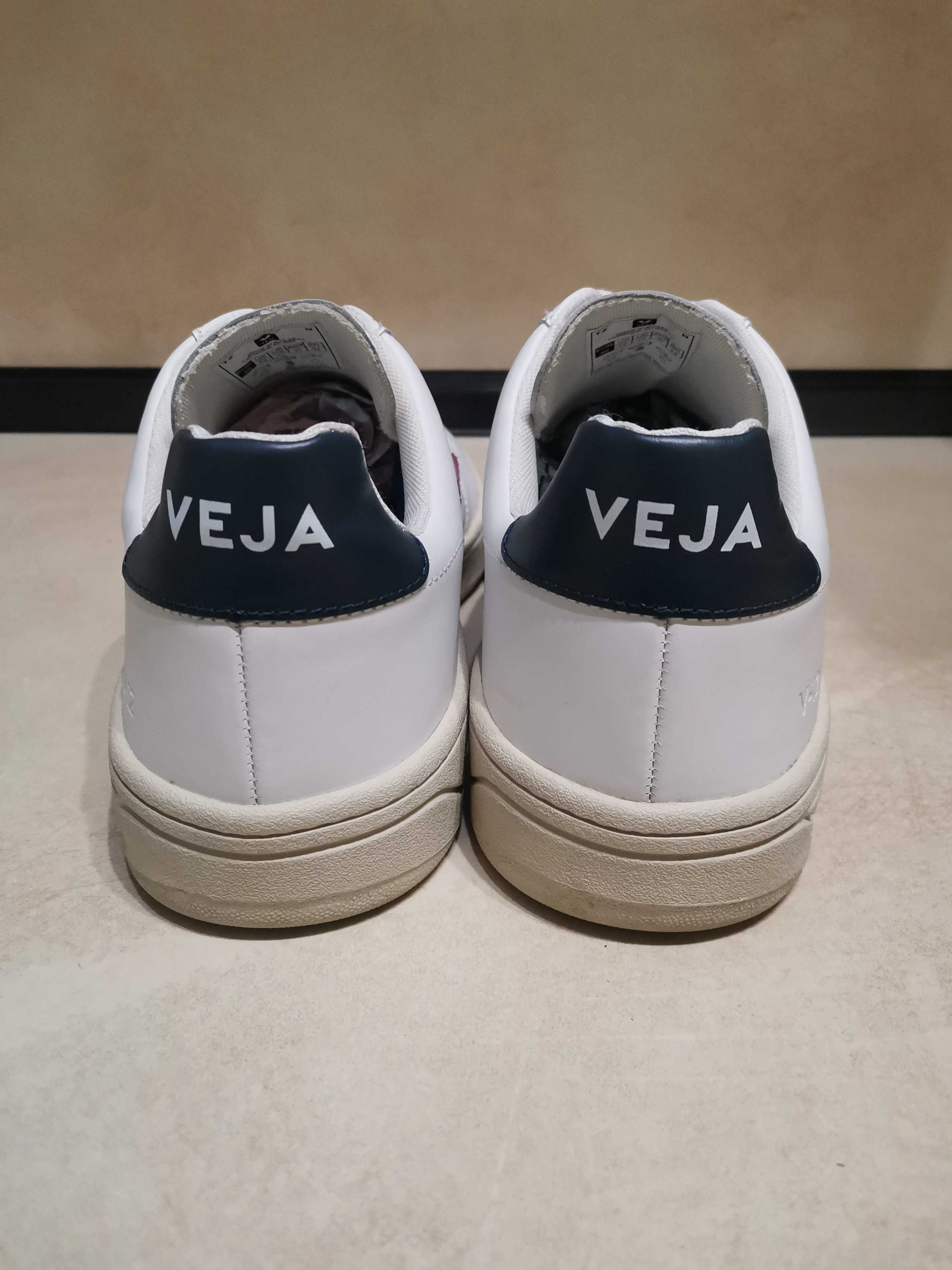 VEJA V-12 Leather.