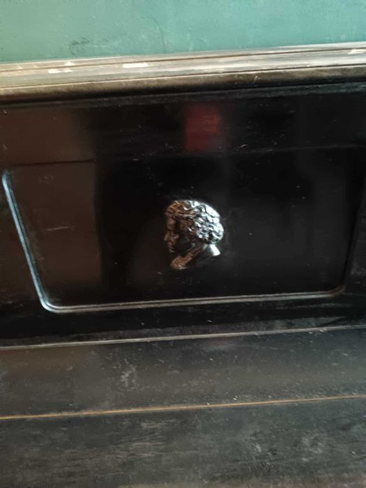 Vând pianina anul 1800