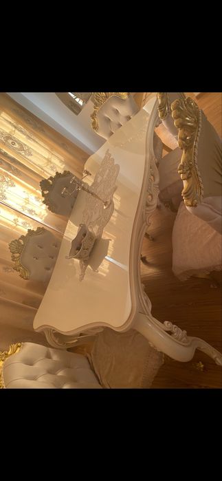 Masa si 6 scaune din lemn masiv de lux alb cu auriu