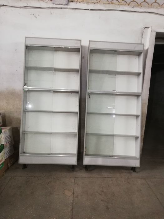 Витрины в количестве 11 штук, оборудование для магазина или в аптеку