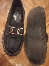 Продам женские черные туфли