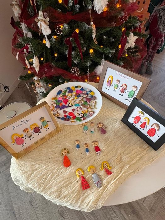 Cadou unic de Craciun rama cu figurine de lut lucrate manual