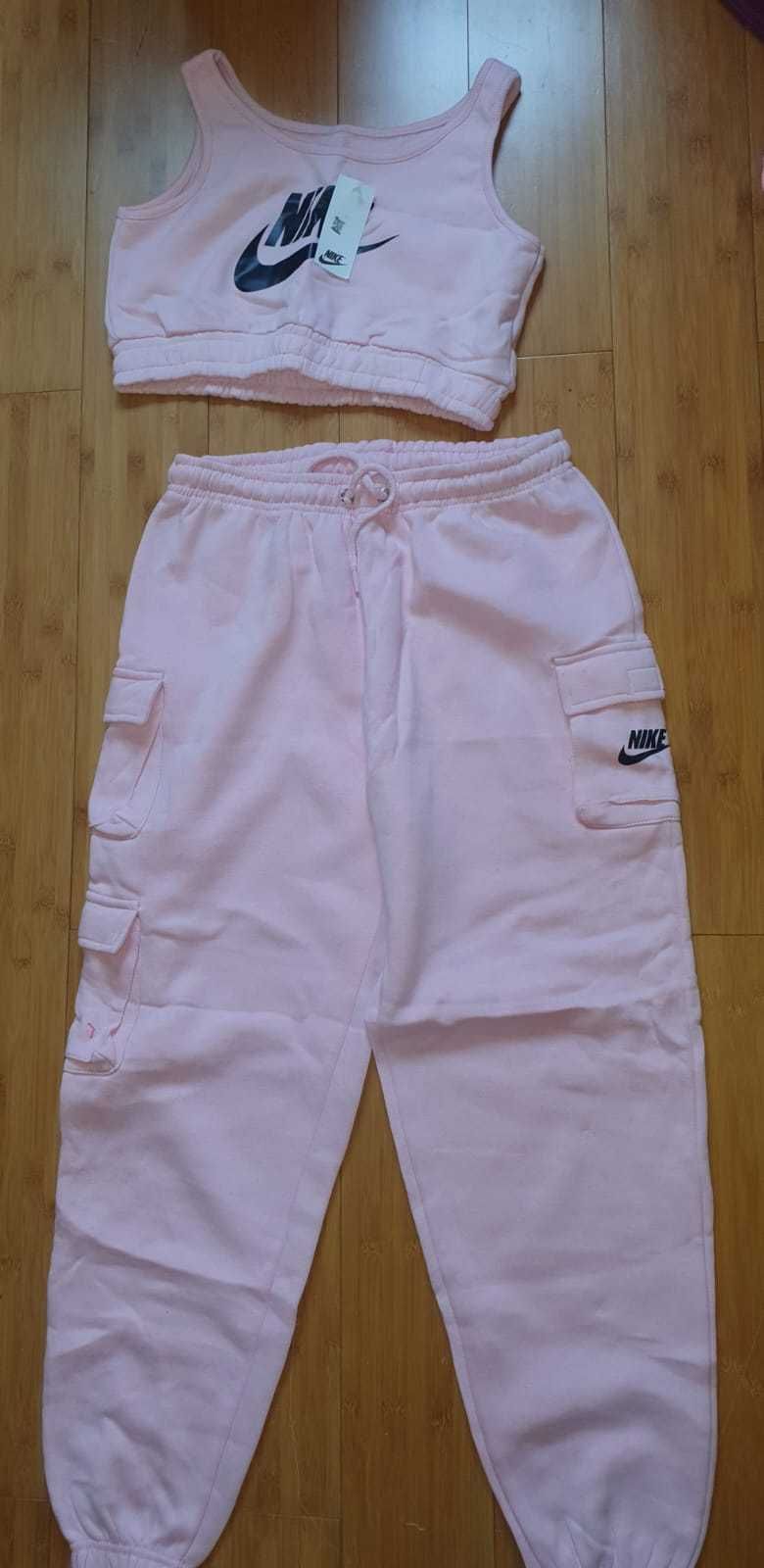 Set fata Nike bustiera si pantaloni roz deschis oversize masura L